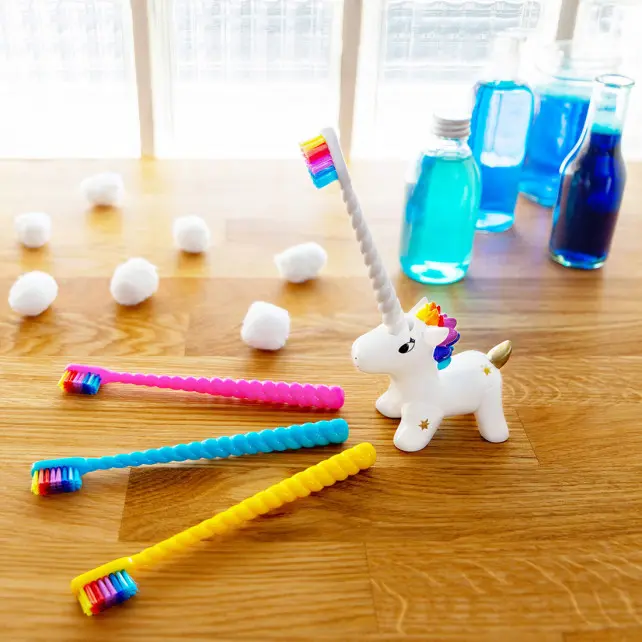 porte-brosse-a-dents-et-brosse-a-dent-unicornsmile (2).webp