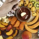 coffret-kit-fondue-chocolats-lait-et-blanc-guimauves-biscuits-et-bonbons-390g.webp