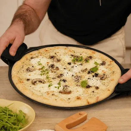 plat-pizza-sans-pfas-cuisson-rapide-graphite-terra-nature-alencon2.webp