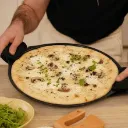 plat-pizza-sans-pfas-cuisson-rapide-graphite-terra-nature-alencon2.webp