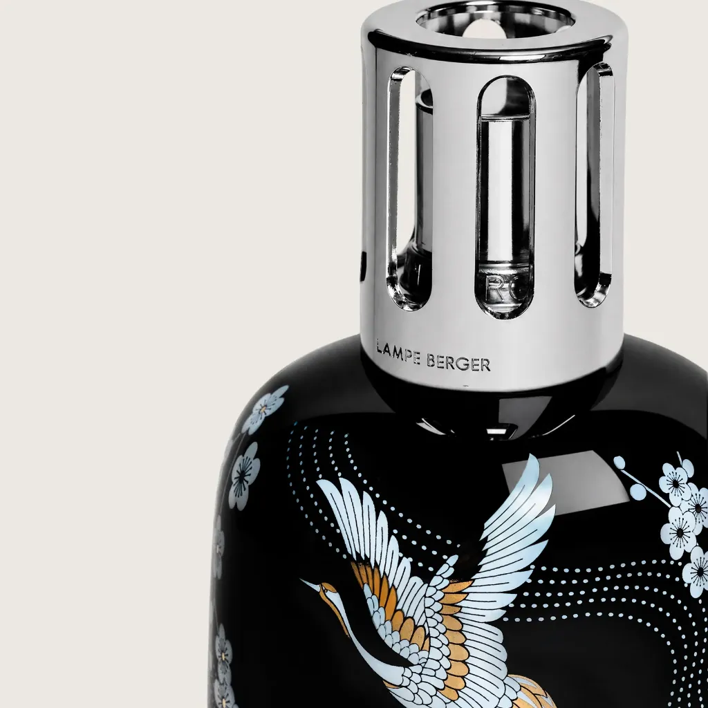 8cfc3fb9f2ec2c37714403b0118d58140f402fa9_004909_SAKURA_LAMPE_NOIRE_2500x3100_P_2.webp