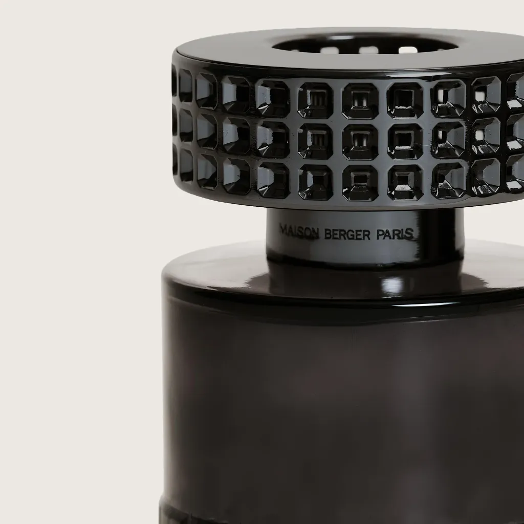08945d10c306a99f09f97e3cd1536212987674e1_004904_CELEBRATION_LAMPE_NOIRE_2500x3100_P_3.webp