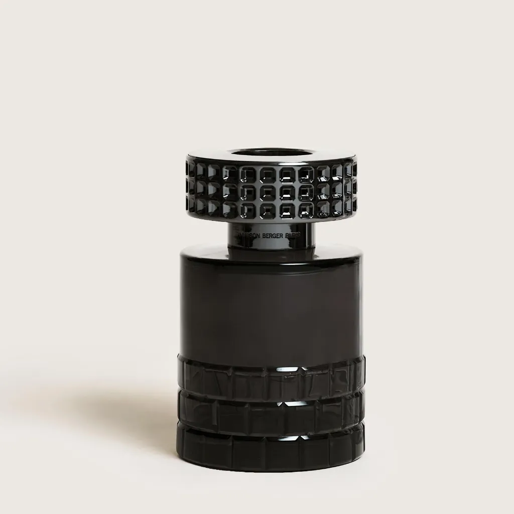 44bc13a84cf75becca3708d7797e3c5ead00ee1c_004904_CELEBRATION_LAMPE_NOIRE_2500x3100_P_2.webp
