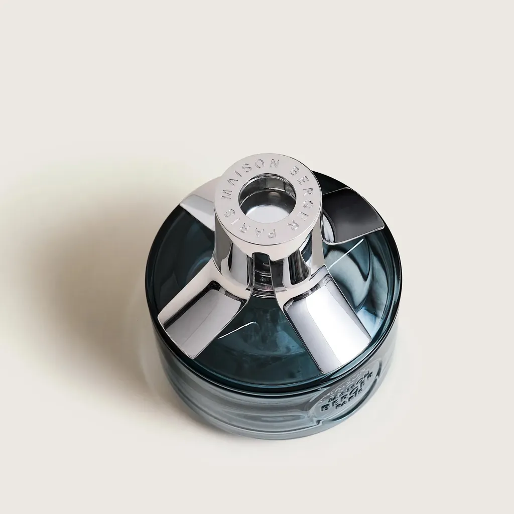 69b1f97a05c716c2db87af6f92814b88294a02ea_004906_IDENTITY_LAMPE_BLEUE_2500x3100_P_3.webp